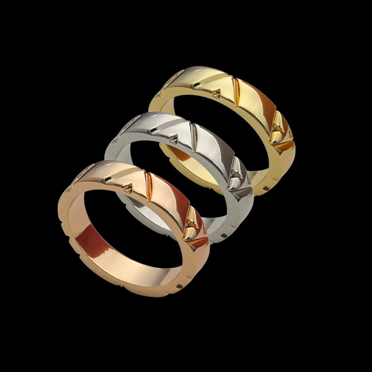 High Quality Women Designer Ring Luxury Style Irregular Gear Couple Ring V Letter Titanium Steel Engagement Rings Fashion Jewelry Lady Party Gifts Wholesale
High Quality Women Designer Ring Luxury Style Irregular Gear Couple Ring V Letter Titanium Steel Engagement Rings Fashion Jewelry Lady Party Gifts Wholesale