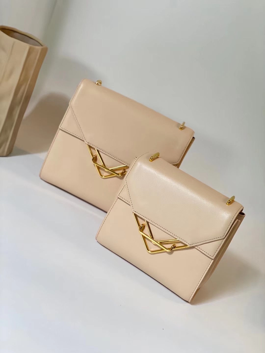 venetas bottega Wholesale cowhide Japanese word bag V metal buckle Messenger Woven Crossbody Bag wan
venetas bottega Wholesale cowhide Japanese word bag V metal buckle Messenger Woven Crossbody Bag wan