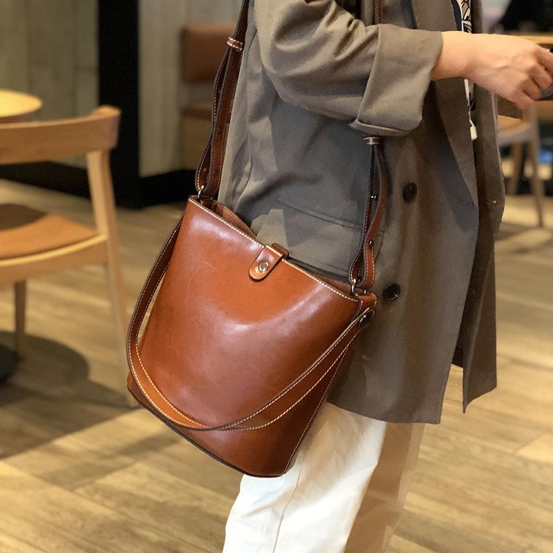 YourSeason Korean Genuine Leather Ladies 2021 Simple Bag Casual Soft Cowhide Bucket Women Shoulder Messenger Bags Solid Color, Black
YourSeason Korean Genuine Leather Ladies 2021 Simple Bag Casual Soft Cowhide Bucket Women Shoulder Messenger Bags Solid Color, Black