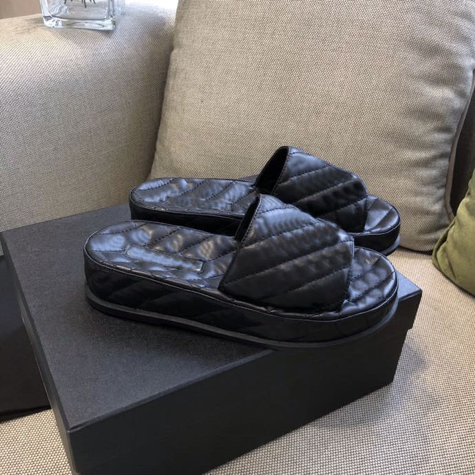 Women Mules Sandals Pearls Sliders Stuffies Top Quality Lambskin Black White Flat Slippers Ladies Beach Rubber Flip Flops With Box size 35-40 8888
Women Mules Sandals Pearls Sliders Stuffies Top Quality Lambskin Black White Flat Slippers Ladies Beach Rubber Flip Flops With Box size 35-40 8888