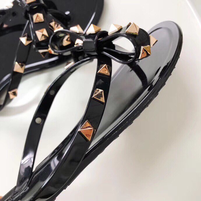 Rubber Rockstud Thong Flat Slide Sandal Black burgundy Poudre Bow With Platinum-Finish Studs Sole With Lace Motif Designers Slippers, 01
Rubber Rockstud Thong Flat Slide Sandal Black burgundy Poudre Bow With Platinum-Finish Studs Sole With Lace Motif Designers Slippers, 01