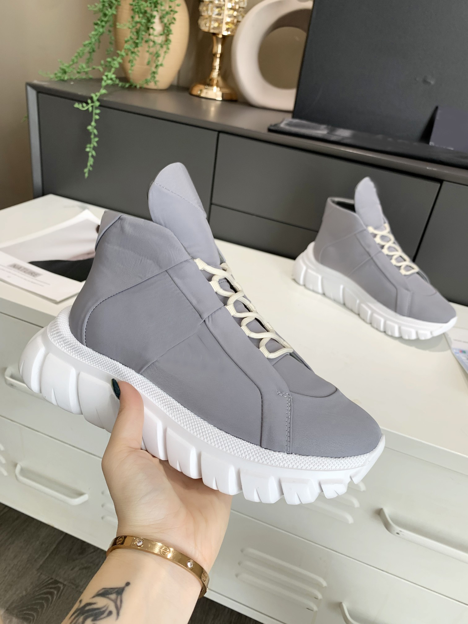 rubber platform inspired by motocross tires defines unusual shoes design of these nylon gabardine sneakers The logo triangle size 35-46, 07
rubber platform inspired by motocross tires defines unusual shoes design of these nylon gabardine sneakers The logo triangle size 35-46, 07