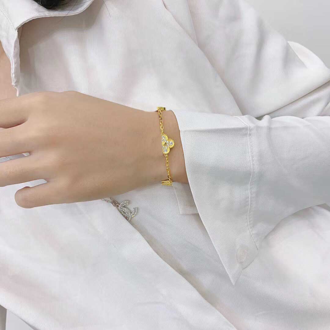 2021 Fashion style S925 silver charm five flowers pendant bracelet with diamonds in 18k gold plated for women engagement PS4424, Golden;silver
2021 Fashion style S925 silver charm five flowers pendant bracelet with diamonds in 18k gold plated for women engagement PS4424, Golden;silver