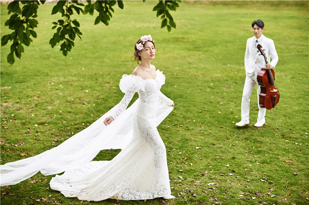 Fashion A Line Wedding Dresses Off-shouder Long-sleeves Custom made Appliqued Lace Princess Bridal Gowns Glitter Sweep Train Robes De Mariée