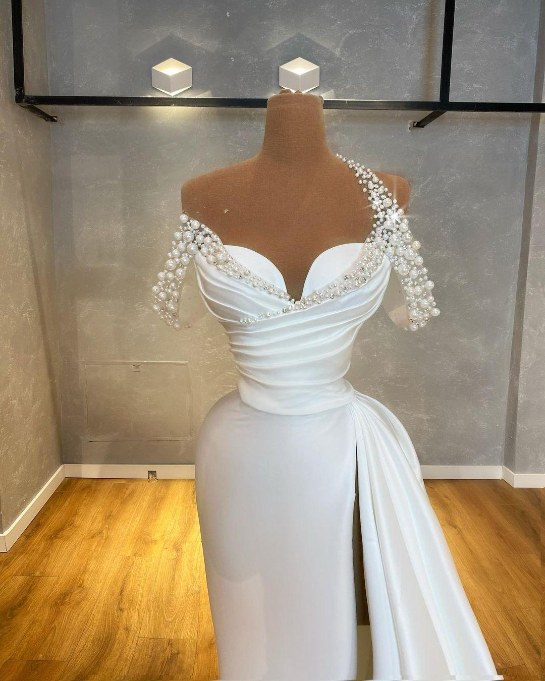 Designer Pearls Evening Dresses Sexy Side Split Off Shoulder Sweep Train Satin Long Prom Gowns Reception Party Dress Robe de mariée