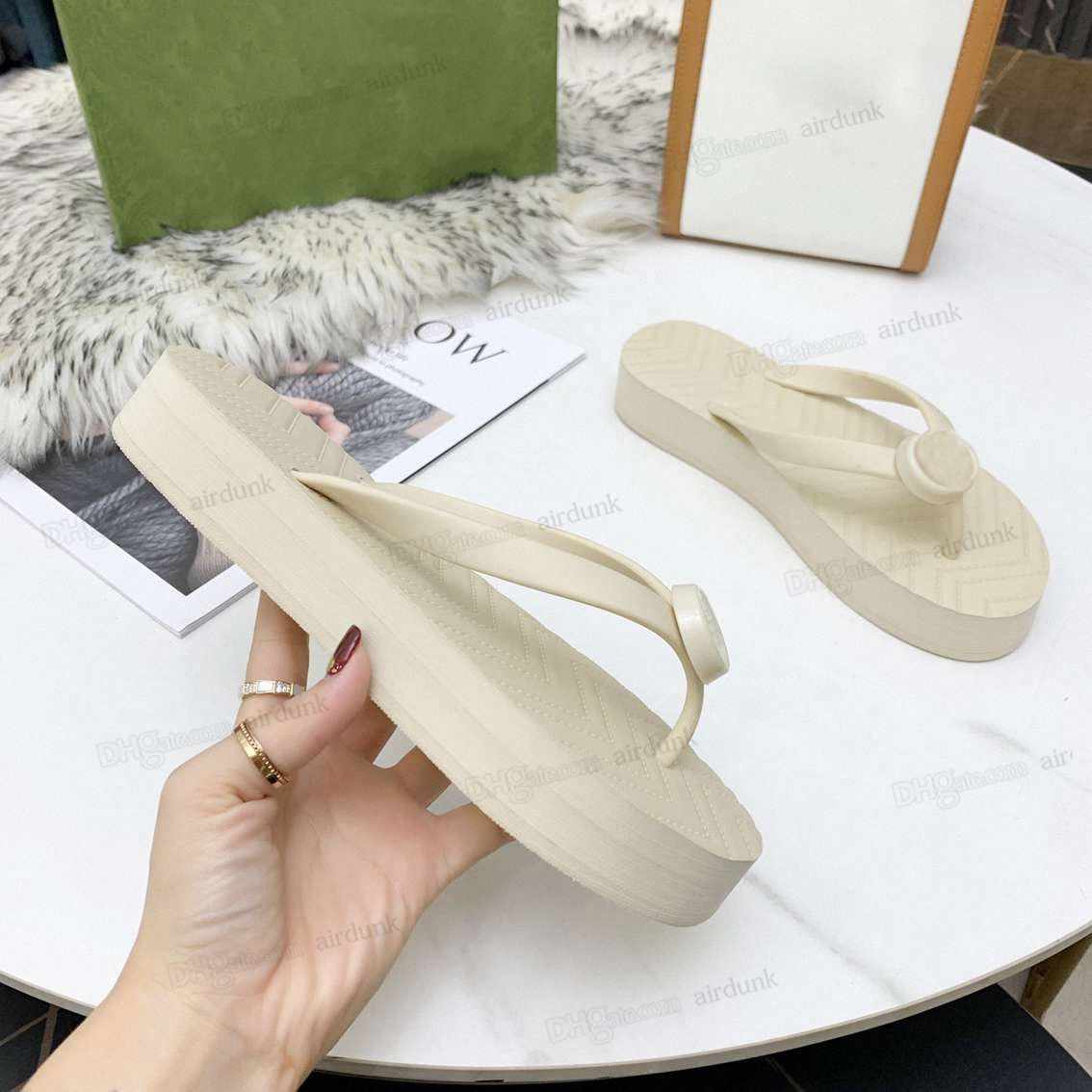 Slippers fashion designer ladies flip flops simple youth slippers moccasin shoes suitable for spring summer and autumn hotels beaches other places 35-42 s4IM#, I need look other product
Slippers fashion designer ladies flip flops simple youth slippers moccasin shoes suitable for spring summer and autumn hotels beaches other places 35-42 s4IM#, I need look other product