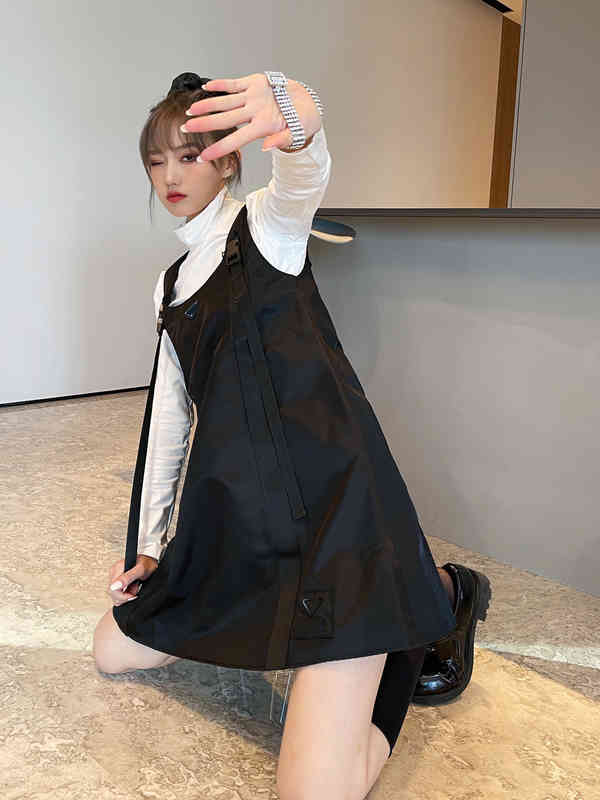 Party Dresses high quality European American women dress retro classic skirt Imported nylon fabric High-end luxury products Triangular metal 8L7C, Black
Party Dresses high quality European American women dress retro classic skirt Imported nylon fabric High-end luxury products Triangular metal 8L7C, Black