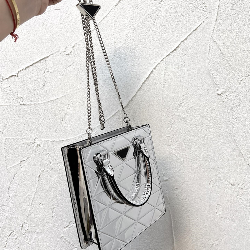 Mini Silver Shoulder Chain Bags Designer Crossbody Phone Totes Bag Patent Leather Cute Tiny Purses 2 Triangle Sequin Fashion Lady Cross Body Diamond High Quality, Option
Mini Silver Shoulder Chain Bags Designer Crossbody Phone Totes Bag Patent Leather Cute Tiny Purses 2 Triangle Sequin Fashion Lady Cross Body Diamond High Quality, Option