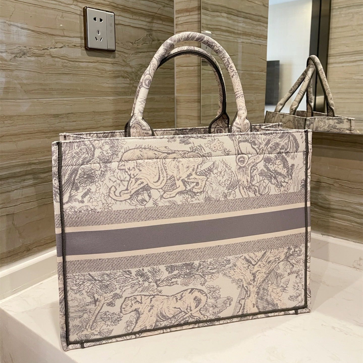 2021 Luxury Women Handbags Designer Shopping Bags Large Capacity Totes Print and Embroidered Letters Bucket Purses Multiple Styles D21061601, Black(l*g*)
2021 Luxury Women Handbags Designer Shopping Bags Large Capacity Totes Print and Embroidered Letters Bucket Purses Multiple Styles D21061601, Black(l*g*)
