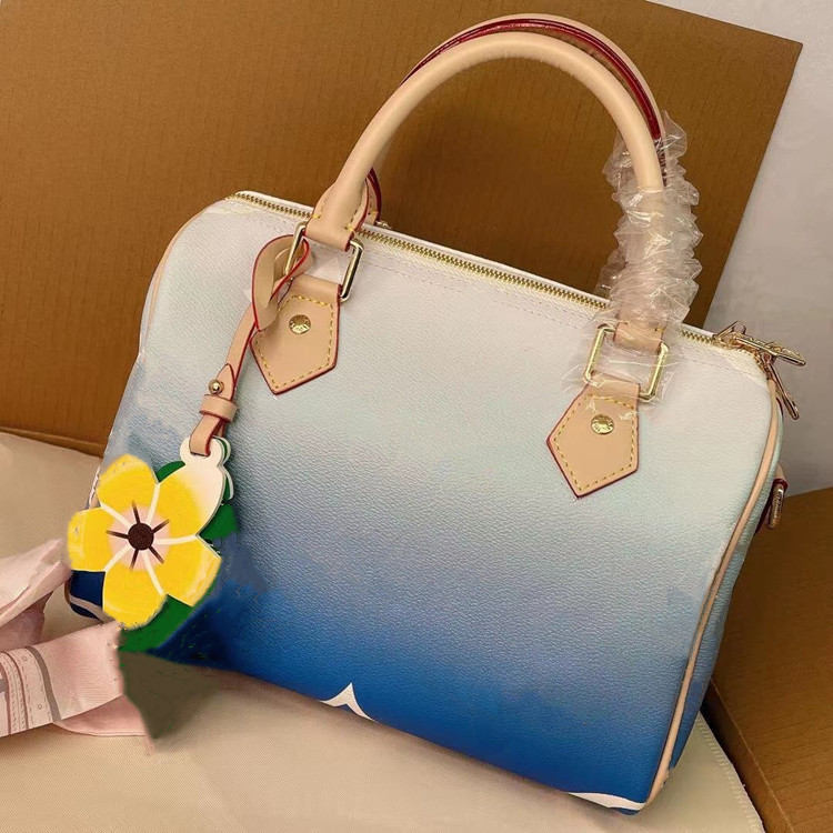 2021 High Quality Women Speedy Crossbody Bag Gradient color Giant flower accessorized Leather Handbag Tote Shoulder bags Purse 25cm, Gift
2021 High Quality Women Speedy Crossbody Bag Gradient color Giant flower accessorized Leather Handbag Tote Shoulder bags Purse 25cm, Gift