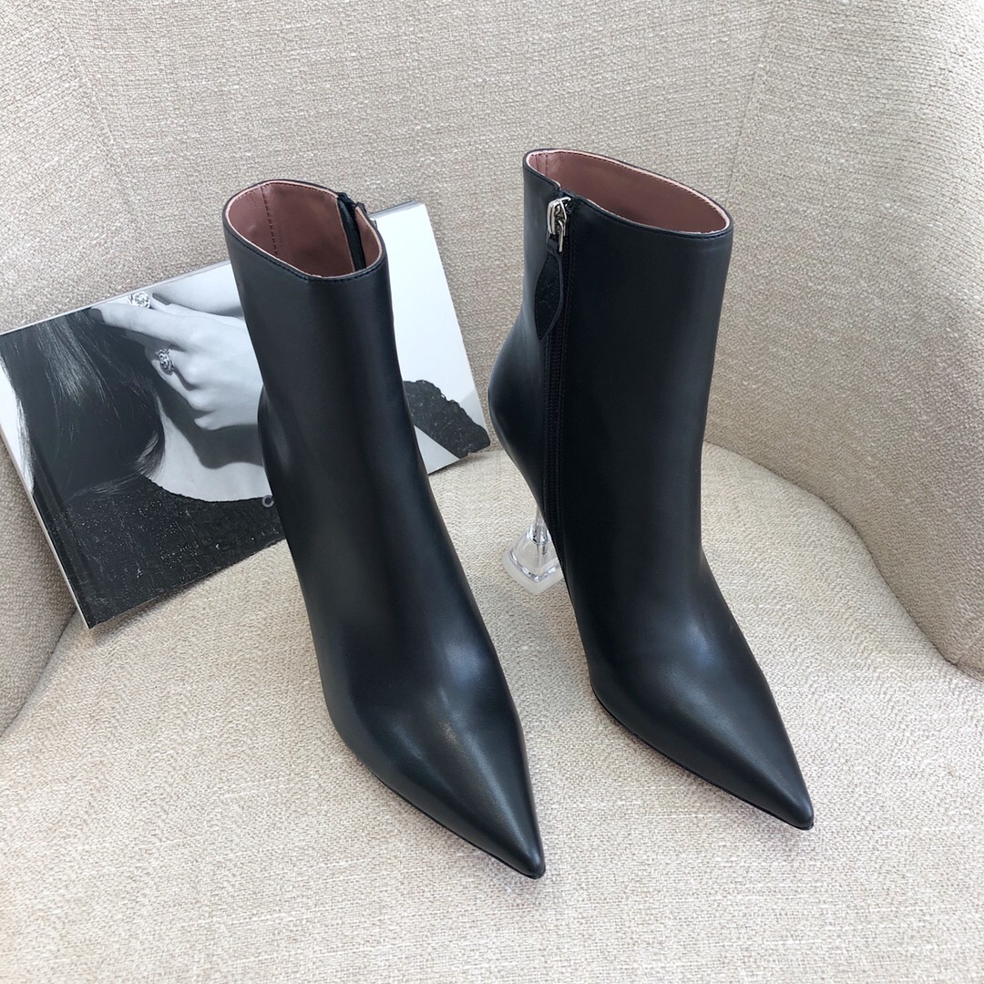 Amina Muaddi Giorgia high-heeled Ankle boots clear Cubic heel pointed toes Side zip pull-on leather outsole Booties for women luxury designer shoes factory footwear, Black
Amina Muaddi Giorgia high-heeled Ankle boots clear Cubic heel pointed toes Side zip pull-on leather outsole Booties for women luxury designer shoes factory footwear, Black