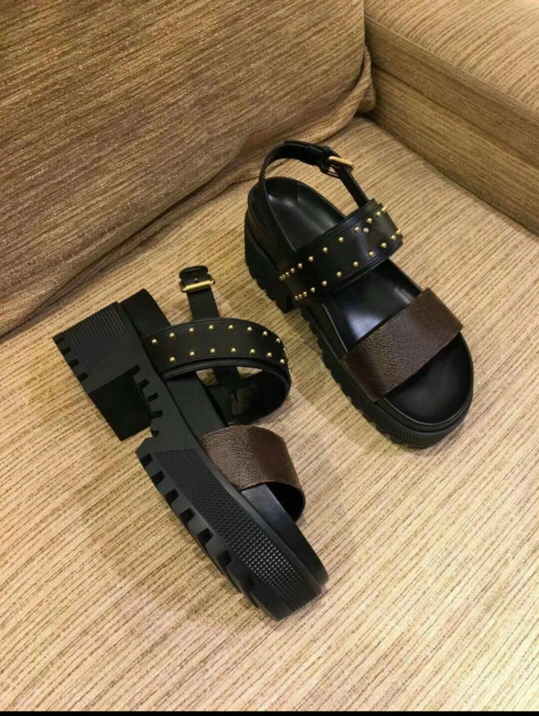2020 Womens Beach Shoes Print Leather Women Designer Platform Sandals Gladiator Style Outdoor Flat Sandals All Black and Black Brown 35-40
2020 Womens Beach Shoes Print Leather Women Designer Platform Sandals Gladiator Style Outdoor Flat Sandals All Black and Black Brown 35-40