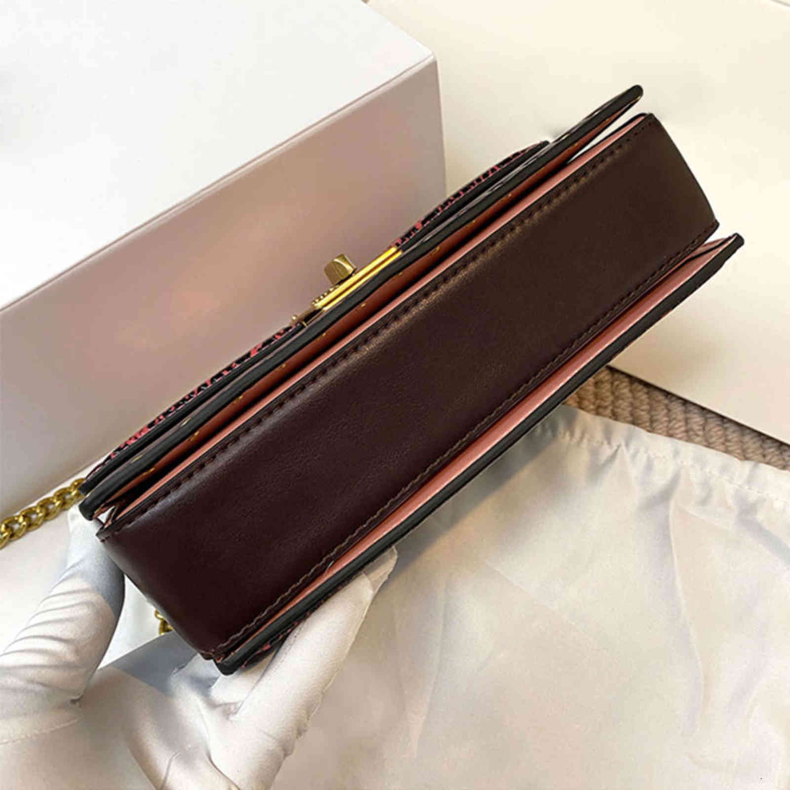 7A+Women Luxurys Designers New bags hatton flap spell color restoring ancient ways is one shoulder worn chain bag senior leather handbag1th, Plum 
7A+Women Luxurys Designers New bags hatton flap spell color restoring ancient ways is one shoulder worn chain bag senior leather handbag1th, Plum