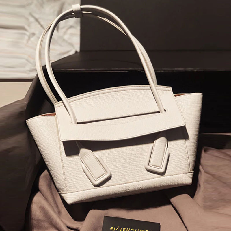 venetas bottega Autumn and winter woven wing leather portable one shoulder catfish fashion large capacity tot armpit bag wan N4W6
venetas bottega Autumn and winter woven wing leather portable one shoulder catfish fashion large capacity tot armpit bag wan N4W6