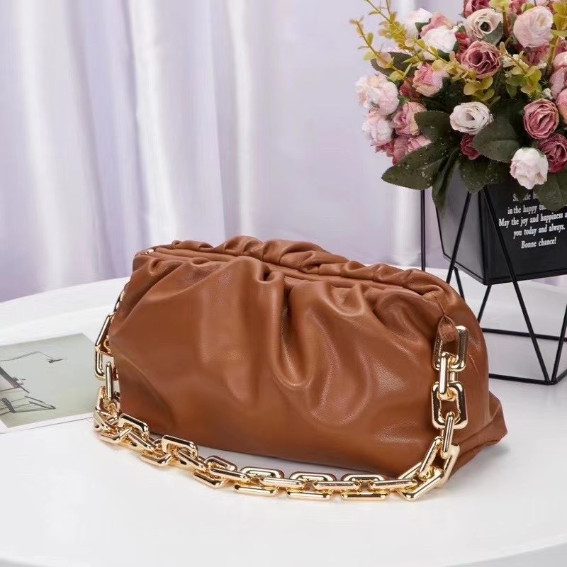2021 new chain cloud bag, gentle, stylish bag. Every time a brand new item is released, it hits the most searched list
2021 new chain cloud bag, gentle, stylish bag. Every time a brand new item is released, it hits the most searched list