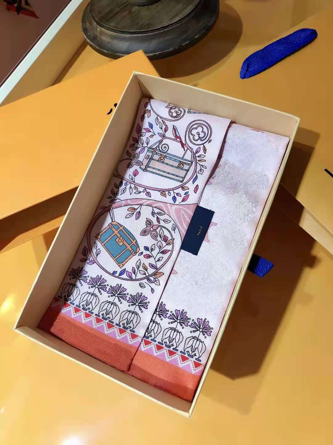 Fashion classic letter Handbag Scarf Headbands Women Flower Silk Scarves Bandeaux Bag Hair BANDEAU 6 x 100 cm
Fashion classic letter Handbag Scarf Headbands Women Flower Silk Scarves Bandeaux Bag Hair BANDEAU 6 x 100 cm