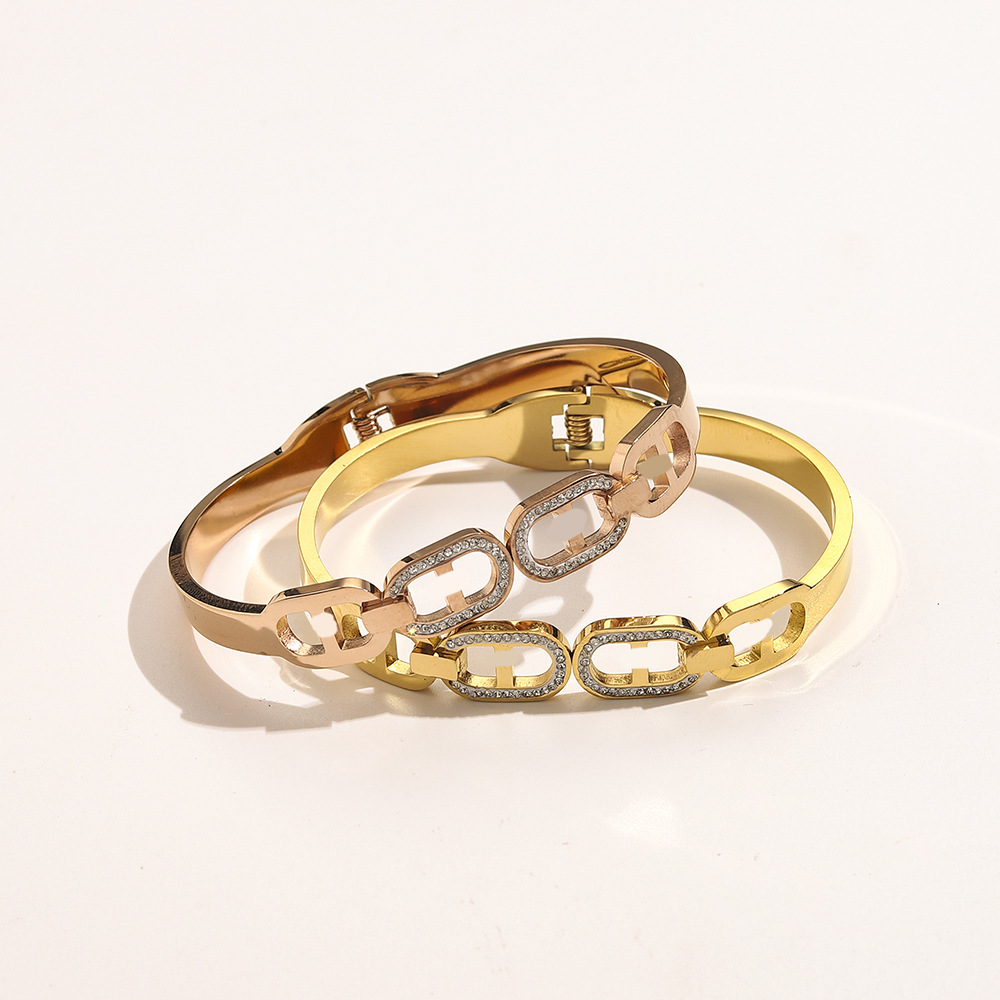 22SS 20style 18K Gold Plated Letters Charm Bracelets Titanium Stainless Steel Link Chain Bangle Unisex Luxury Brand Designer Men Women Fashi, Golden;silver
22SS 20style 18K Gold Plated Letters Charm Bracelets Titanium Stainless Steel Link Chain Bangle Unisex Luxury Brand Designer Men Women Fashi, Golden;silver
