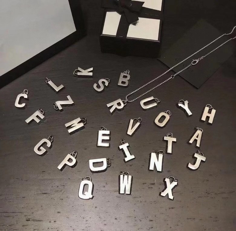 Top Luxury Design English Letter Necklace High Quality 925 Silver Plated Material Chain Necklaces Fashion Jewelry
Top Luxury Design English Letter Necklace High Quality 925 Silver Plated Material Chain Necklaces Fashion Jewelry