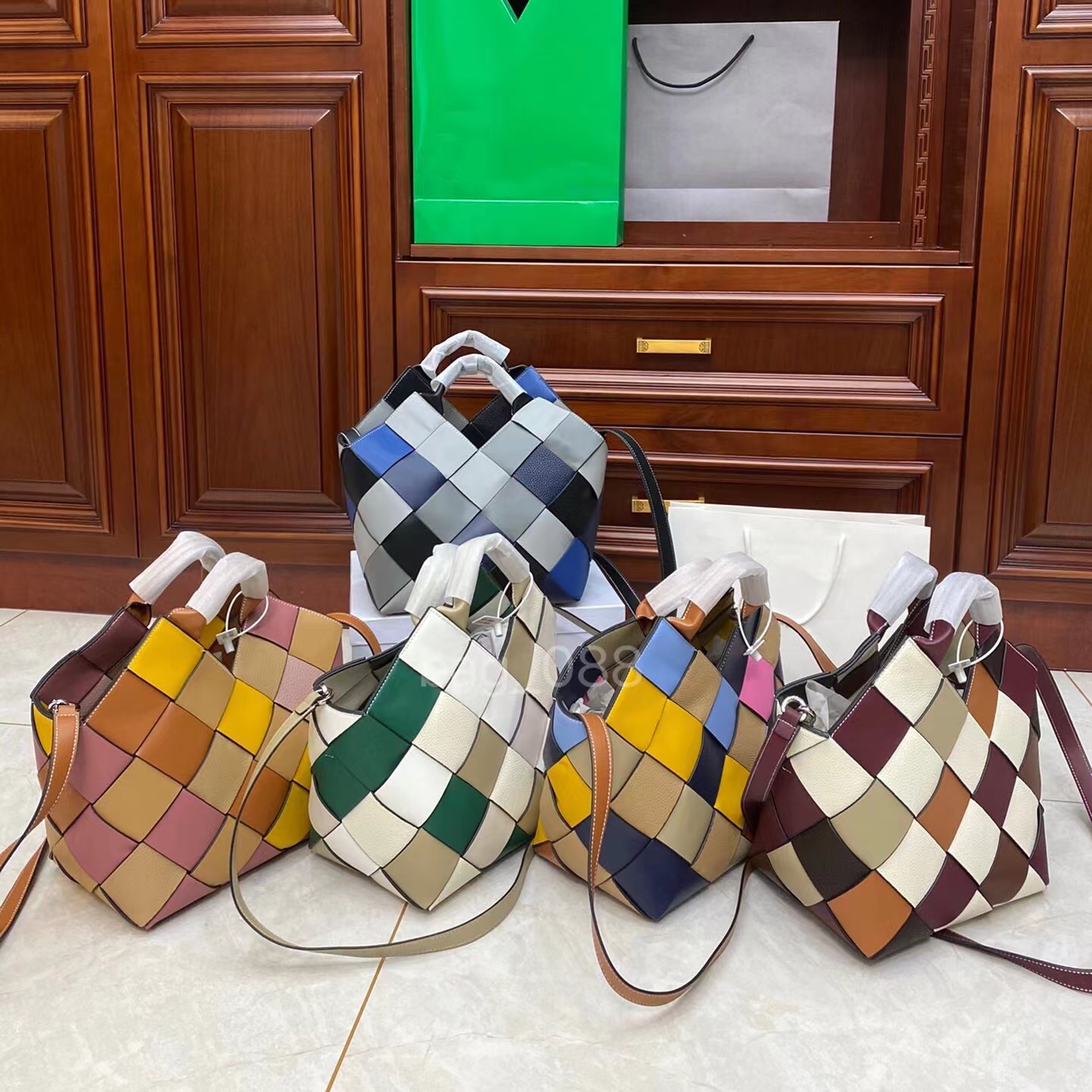 2021 Anagram embossed leather classic woven shopping bag clash-colored stitching cross-body bags with large capacity artistic commuter handbag basket, Customize
2021 Anagram embossed leather classic woven shopping bag clash-colored stitching cross-body bags with large capacity artistic commuter handbag basket, Customize
