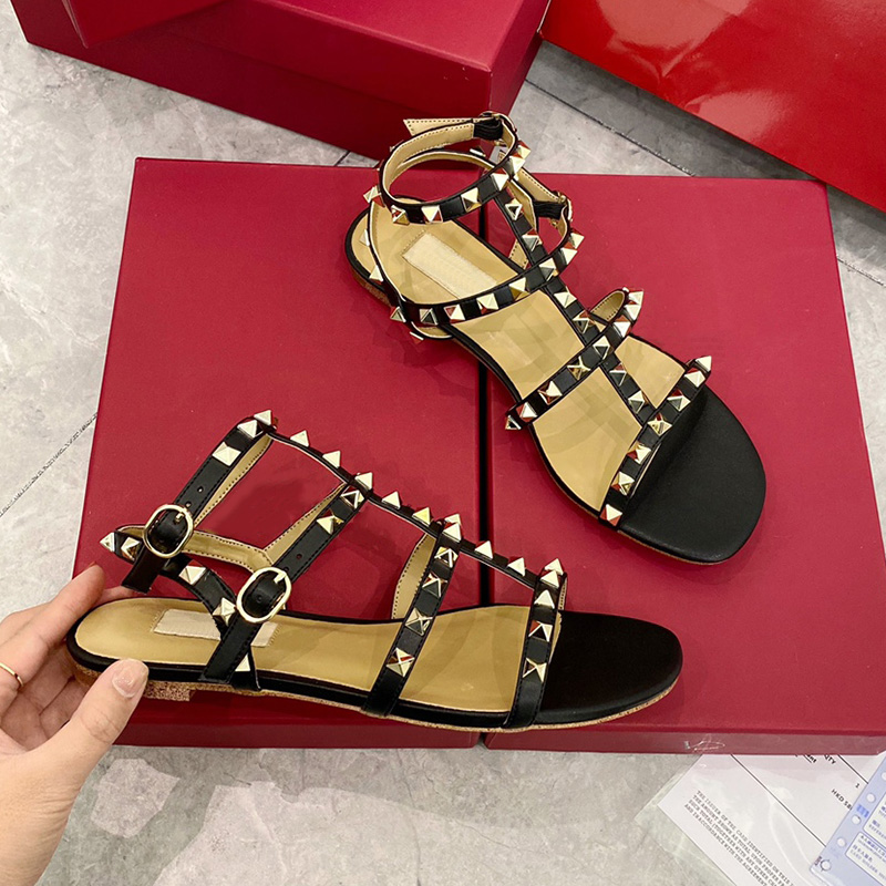 Fashion Women Sandals Rockstuds Flat Calfskin Sandal with Straps Designers Shoes Black White Dress slides with Box
Fashion Women Sandals Rockstuds Flat Calfskin Sandal with Straps Designers Shoes Black White Dress slides with Box