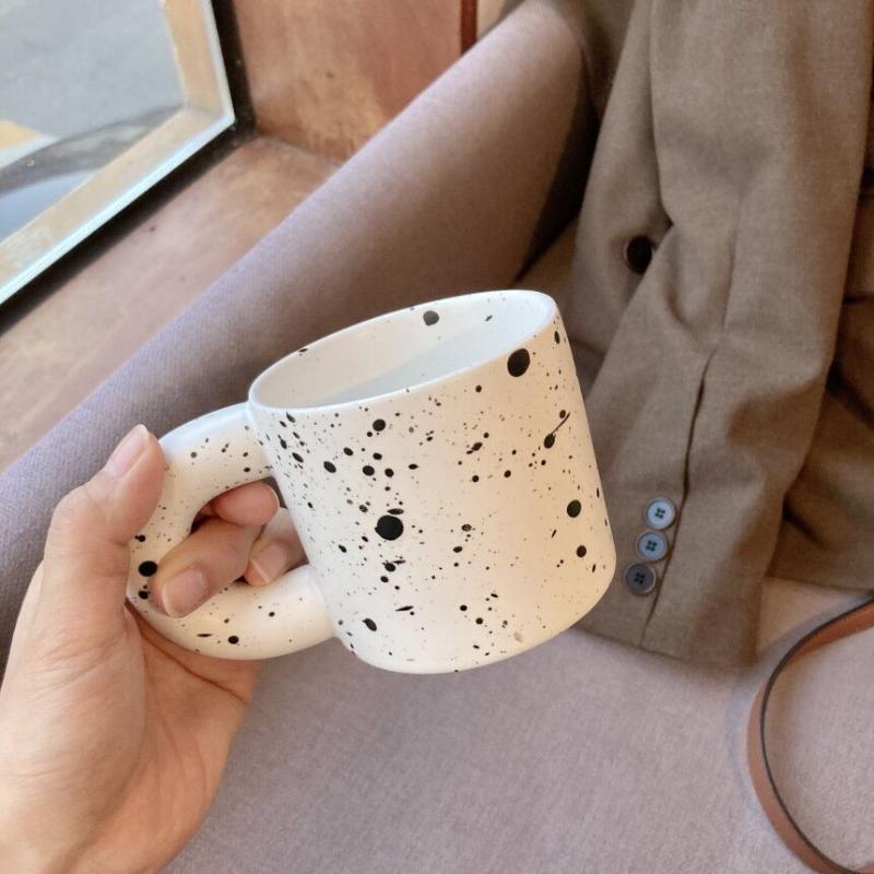 Mugs LadyCC Simple Hand Pinch Fat Cream Splash Ink Point Minority Creative Ceramic Mug Coffee Cup Couple Water
Mugs LadyCC Simple Hand Pinch Fat Cream Splash Ink Point Minority Creative Ceramic Mug Coffee Cup Couple Water