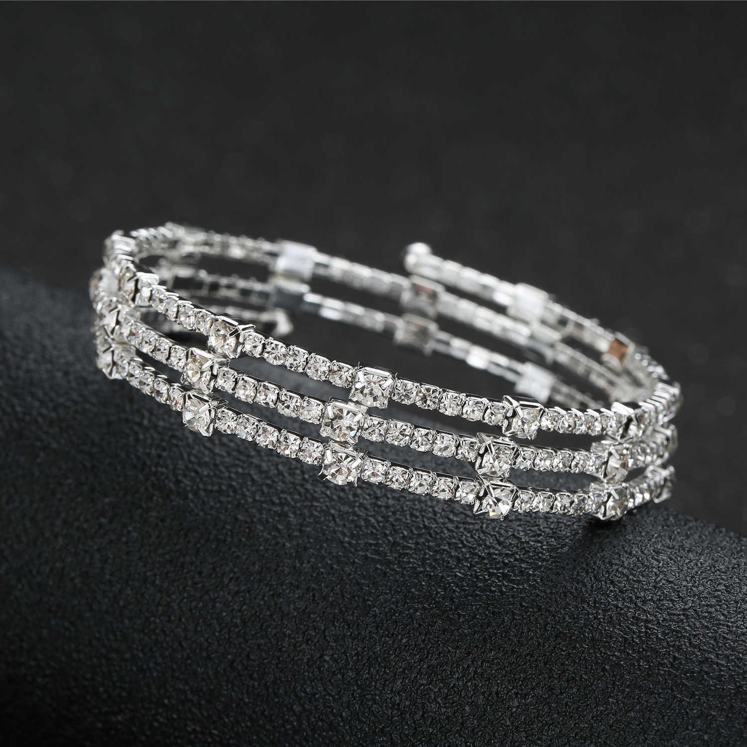 Three Rows Rhinestone Inlaid Bracelet Double Layers Open Cuff Adjustable Stretch Bracelet for Best Friends Sisters Fs99 Q0719
Three Rows Rhinestone Inlaid Bracelet Double Layers Open Cuff Adjustable Stretch Bracelet for Best Friends Sisters Fs99 Q0719