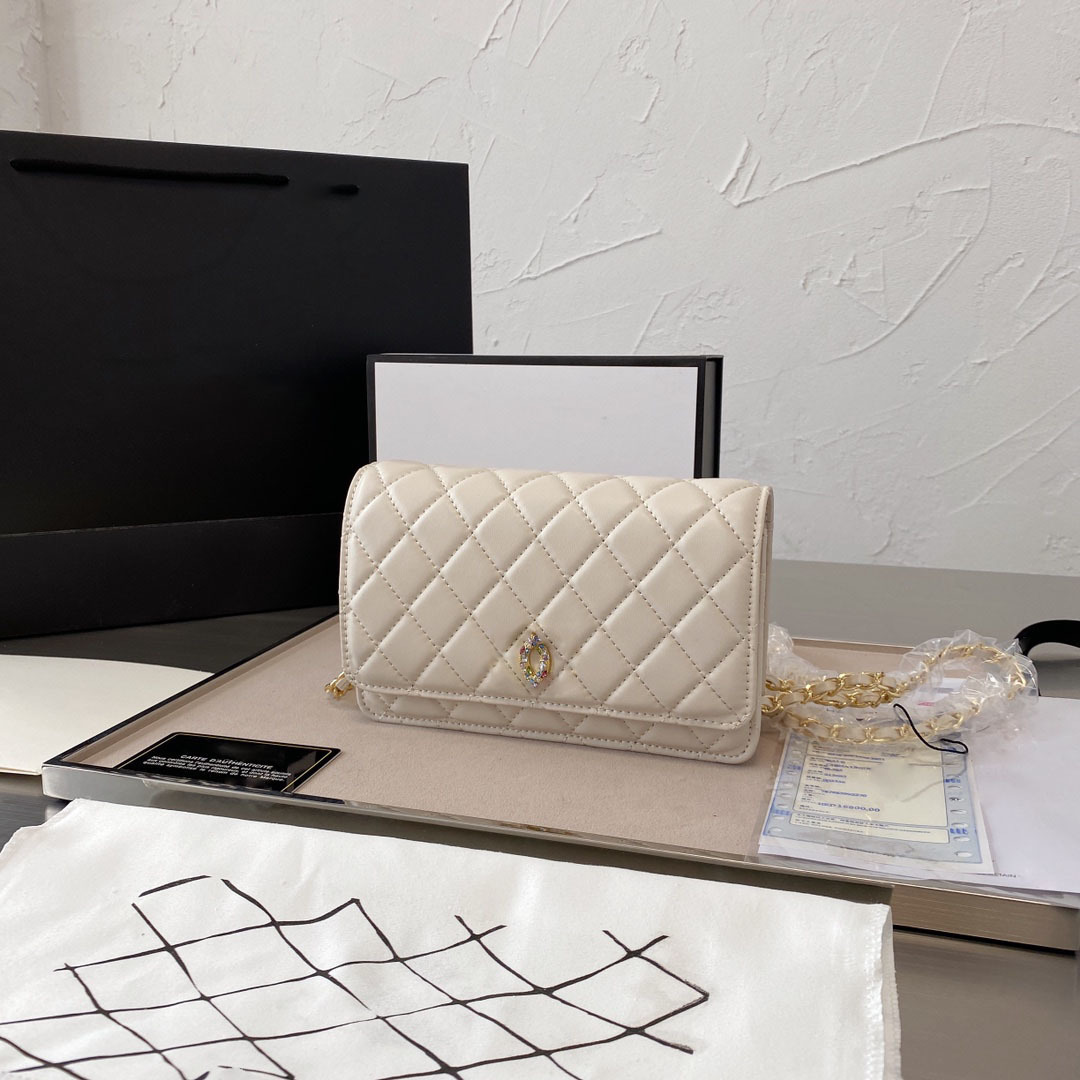 The tasteful style of leather For mobile phones and headphones and other small fashion bags 19 13cm, White
The tasteful style of leather For mobile phones and headphones and other small fashion bags 19 13cm, White