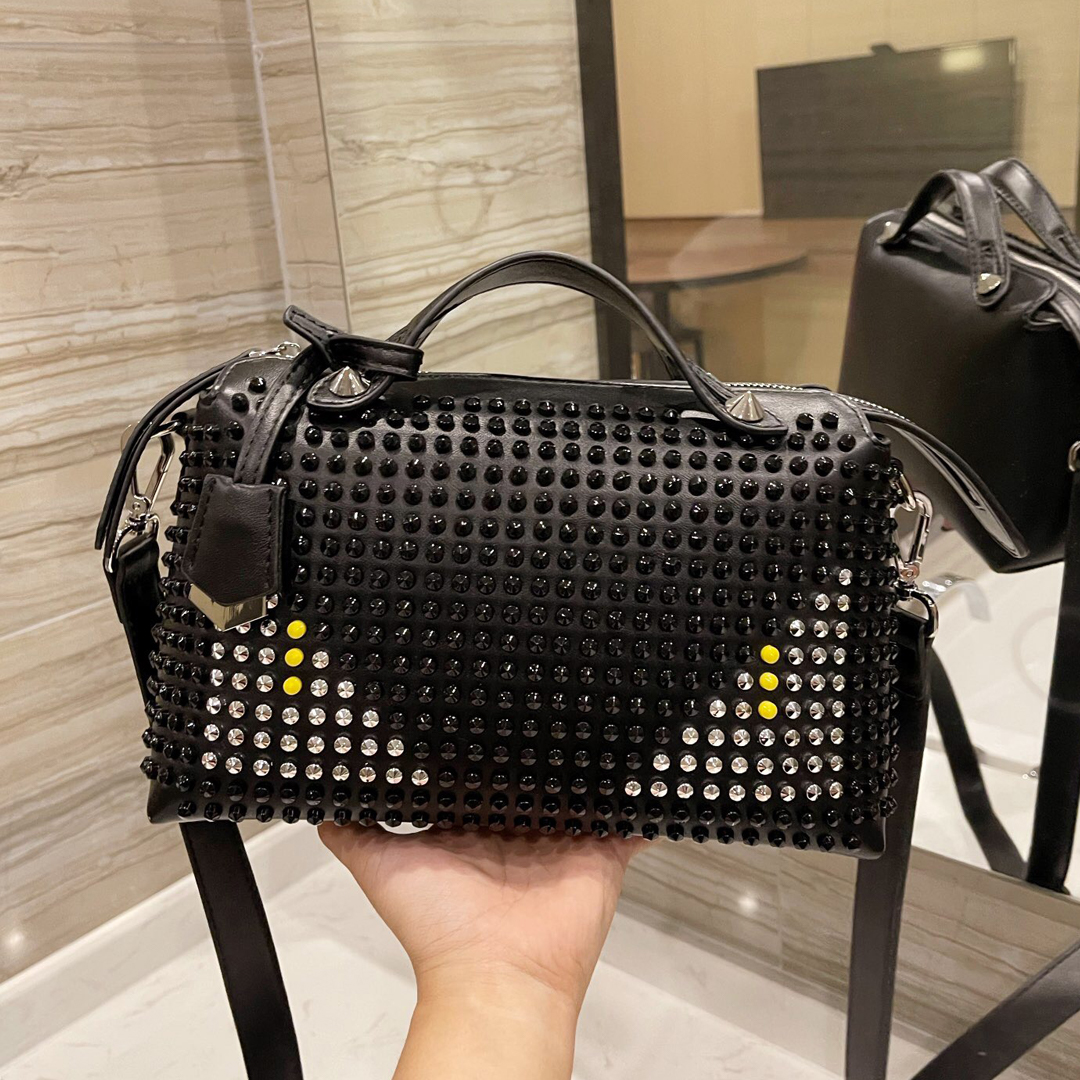 Luxurys Designers Womens Purses 2021 Messenger bag Brand Classic designer Handbags fashion crossbody Bag_wallet_purse Neverfull sac de messager, Black
Luxurys Designers Womens Purses 2021 Messenger bag Brand Classic designer Handbags fashion crossbody Bag_wallet_purse Neverfull sac de messager, Black