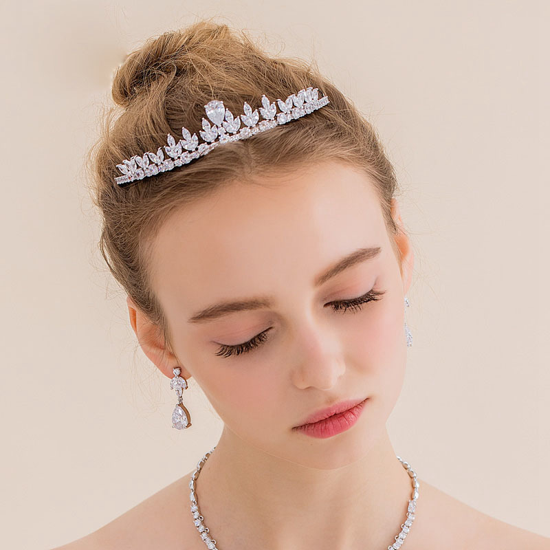 Bavoen Sparkling Zircon Wedding Dress Hair Accessories Silver Brides Crowns Tiaras Plated Crystal Hairbands Evening Hair Jewelry T200522