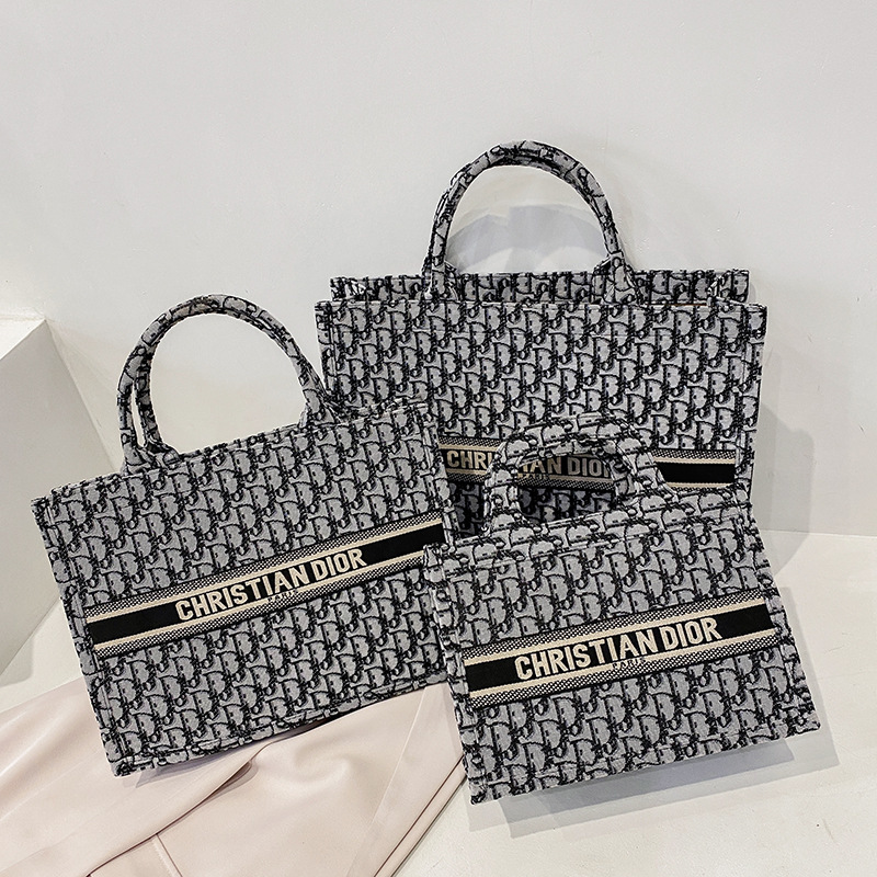 The New 2021 new old flower large capacity One Shoulder Messenger portable commuter tot women's bag summer OBLV
The New 2021 new old flower large capacity One Shoulder Messenger portable commuter tot women's bag summer OBLV