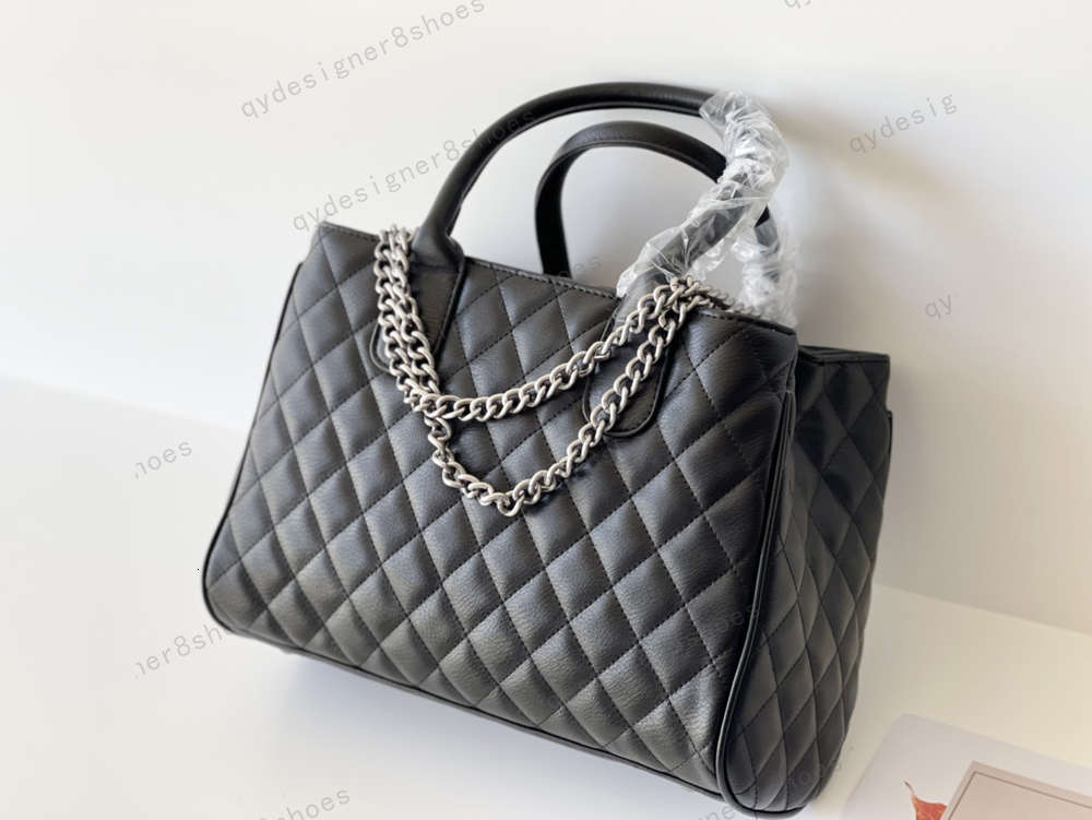 latest black shopping bag South Korean pattern with classic retro hardware large genuine leather handbag shoulder
latest black shopping bag South Korean pattern with classic retro hardware large genuine leather handbag shoulder