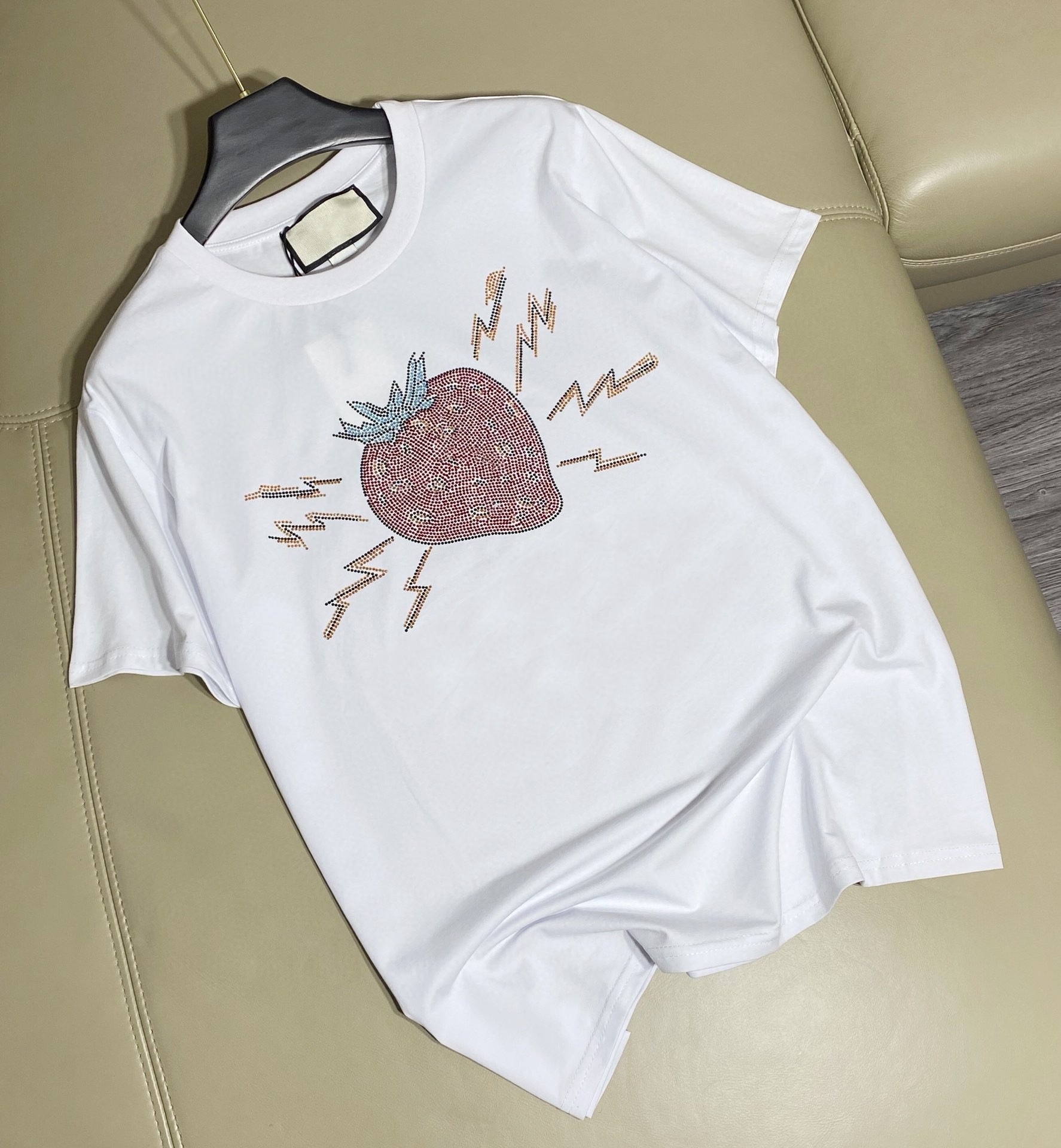 Gujia 2121 spring and summer new hot drill strawberry T-shirt round neck loose girl heart age reducing short sleeve, White
Gujia 2121 spring and summer new hot drill strawberry T-shirt round neck loose girl heart age reducing short sleeve, White