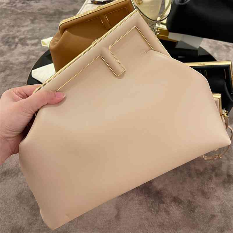 Fend designers Bags Autumn and Winter 2021 F's First One Shoulder Fashion Diagonal Chain Women's Holding Leather Clip FLGD LEIP
Fend designers Bags Autumn and Winter 2021 F's First One Shoulder Fashion Diagonal Chain Women's Holding Leather Clip FLGD LEIP