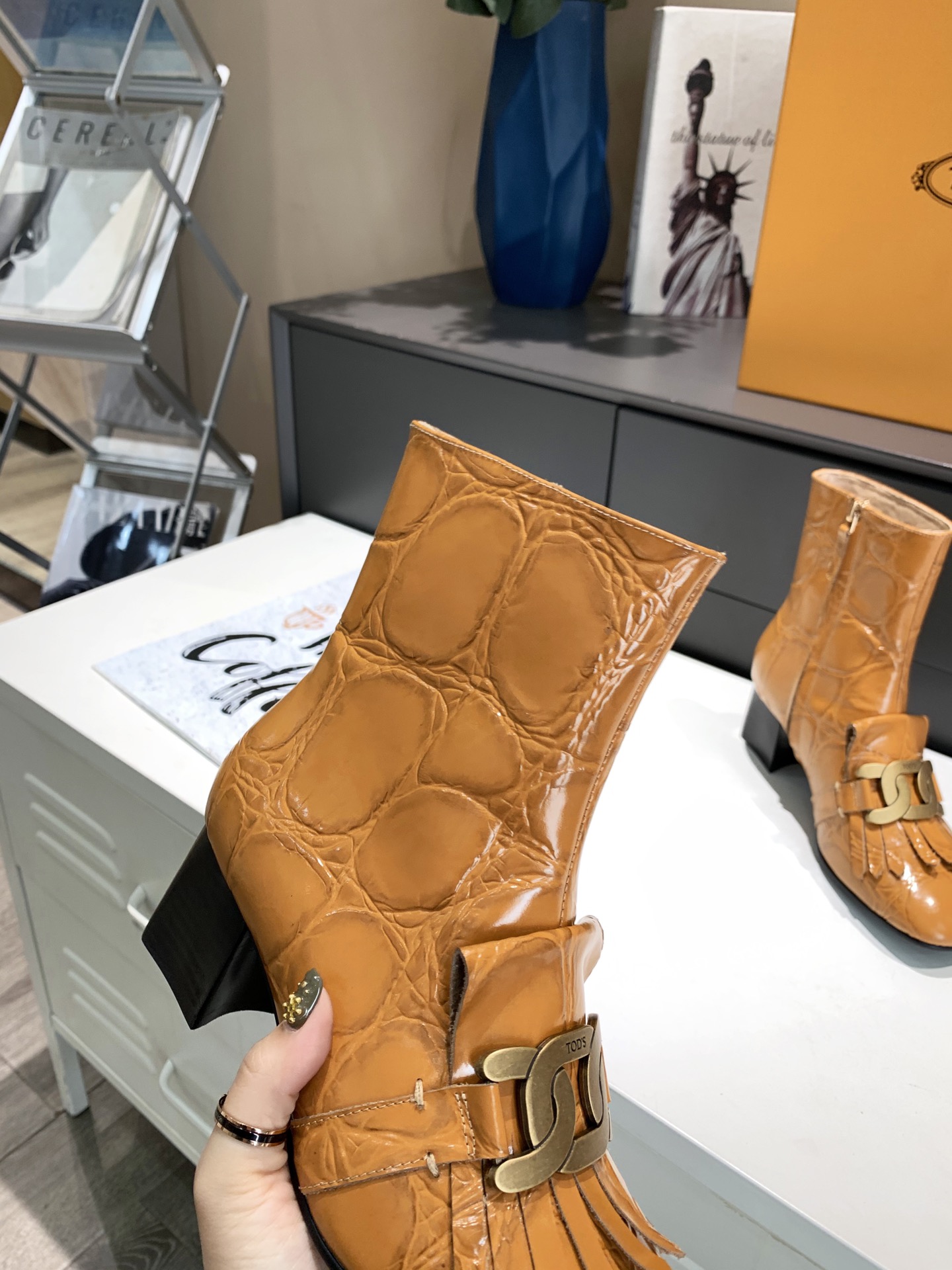 Newest Designer boots women shoes logo luxury elegant metal chain decoration fashion good matching 5cm heel high quality size for 35-40, Black
Newest Designer boots women shoes logo luxury elegant metal chain decoration fashion good matching 5cm heel high quality size for 35-40, Black