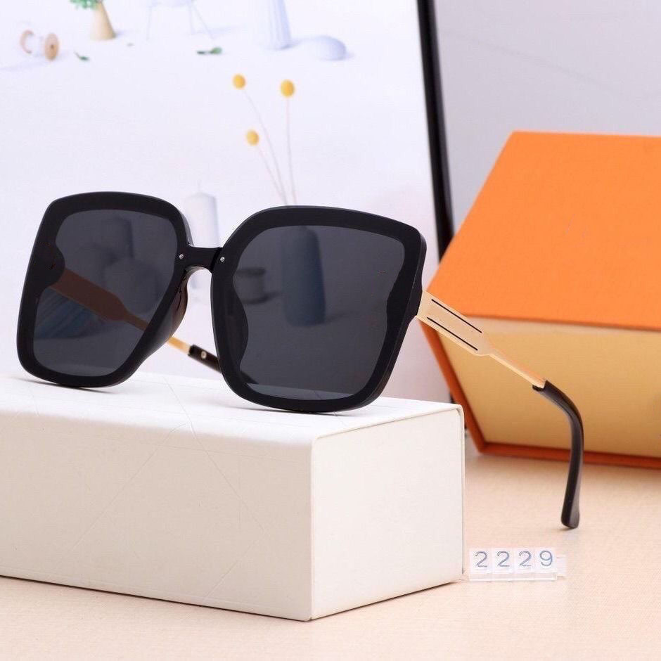 2022 Designer Sunglasses Luxury Top Quality Polarized Large Frame Square Outdoor Mens Womens Glasses with Original box
2022 Designer Sunglasses Luxury Top Quality Polarized Large Frame Square Outdoor Mens Womens Glasses with Original box