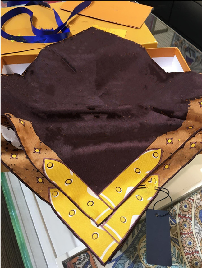 2021 New Luxury Spring/Summer Ladies Silk Scarves Classic timeless silk small square 90*90cm charming and elegant headscarf without box
2021 New Luxury Spring/Summer Ladies Silk Scarves Classic timeless silk small square 90*90cm charming and elegant headscarf without box