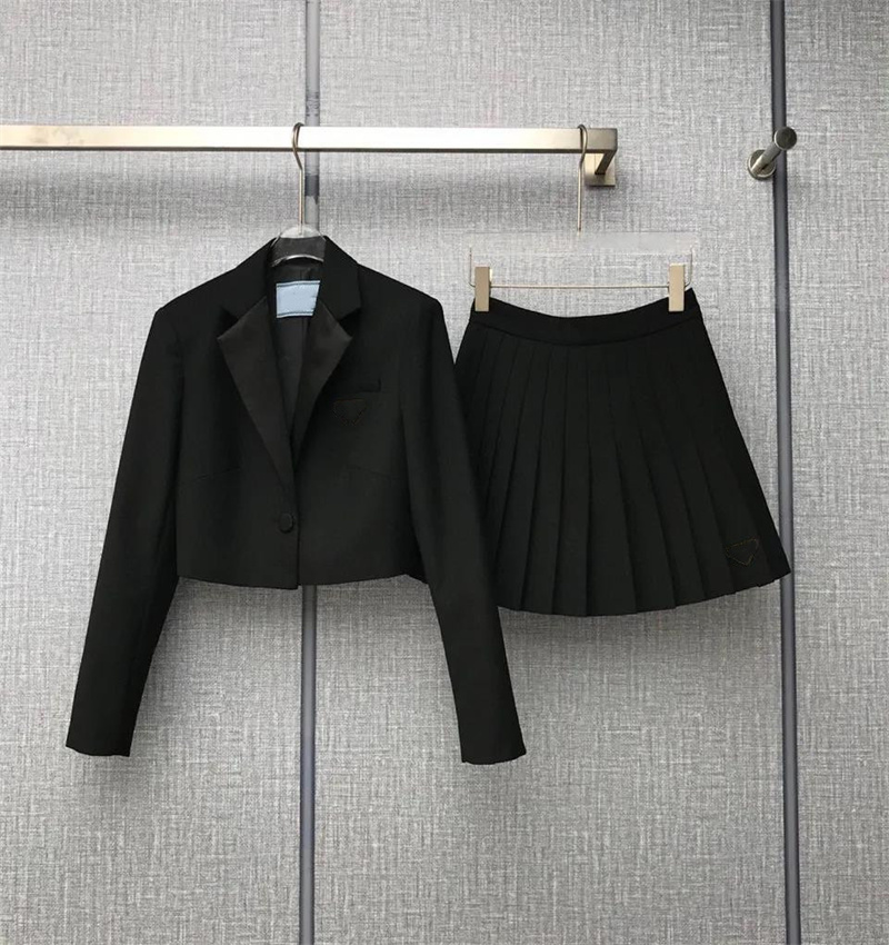 22SS Two Piece Dress Early Spring Series Women's Triangle Top + Short Pleated Skirt 2 PCS Suit Set Fashionable Style Top Quality, Extra shipping cost
22SS Two Piece Dress Early Spring Series Women's Triangle Top + Short Pleated Skirt 2 PCS Suit Set Fashionable Style Top Quality, Extra shipping cost