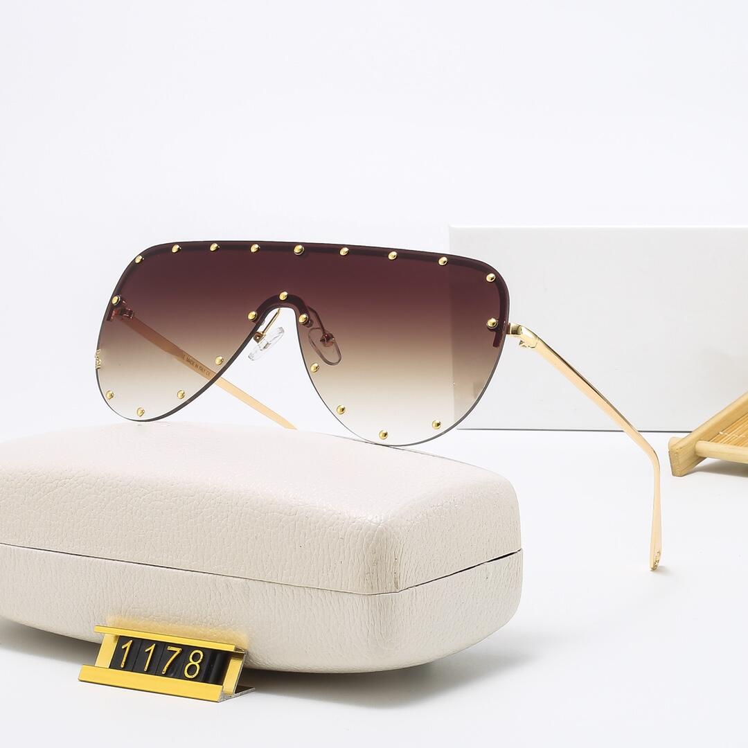 2021 catwalk style fashion sunglasses 1178 square thick plate frame lens with crystal decoration avant-garde design outdoor uv400 protective glasses
2021 catwalk style fashion sunglasses 1178 square thick plate frame lens with crystal decoration avant-garde design outdoor uv400 protective glasses