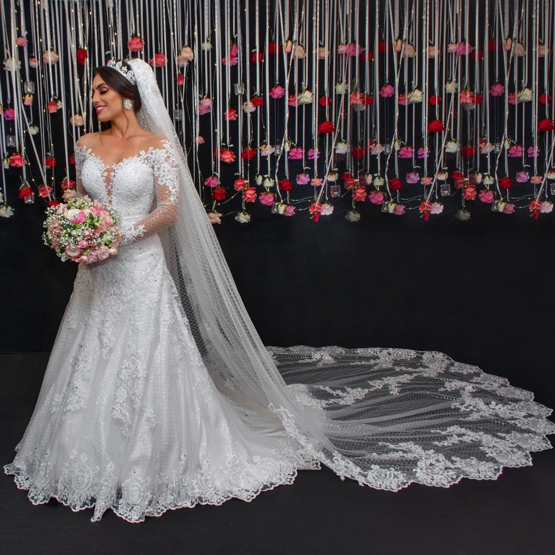 Beaded Lace Charming Wedding Dresses Sheer Plunging Neck Long Sleeves Bridal Gowns Plus Size Sequined Sweep Train Robe De Marie