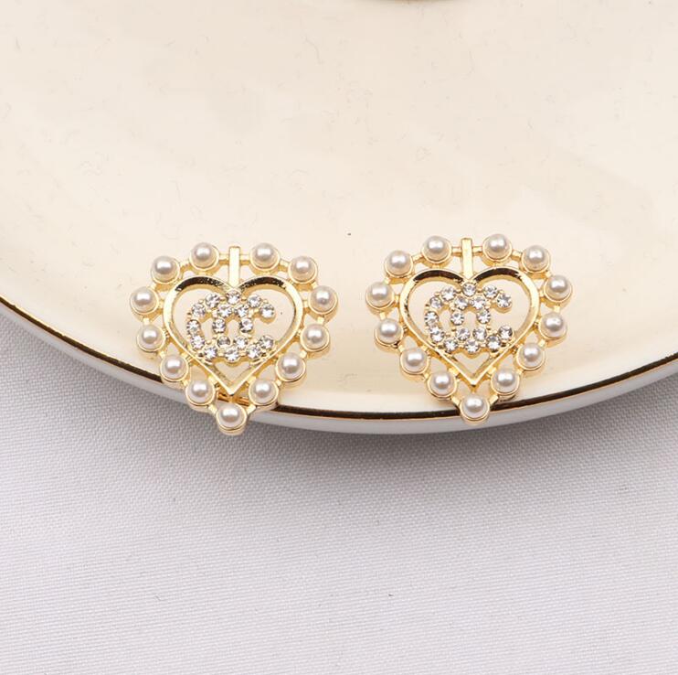 18K Gold Plated Chain Eardrop Fashion Desigenr Stud Earring for Womens Luxury Geometric Heart Inlay Crystal Rhinestone Pearl Earrings Wedding Jewelry Earloop
18K Gold Plated Chain Eardrop Fashion Desigenr Stud Earring for Womens Luxury Geometric Heart Inlay Crystal Rhinestone Pearl Earrings Wedding Jewelry Earloop
