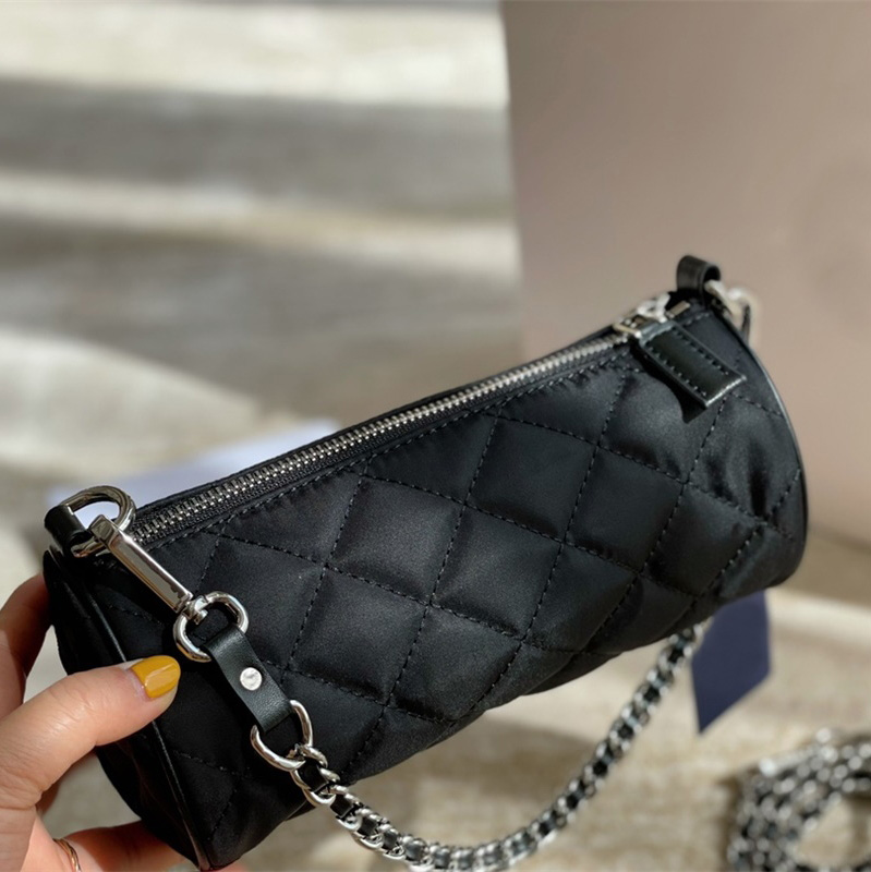 2021 designer bags classic black silver small handbag tube bag fashion chain single shoulder handbags diagonal crossbody 20 * 10cm
2021 designer bags classic black silver small handbag tube bag fashion chain single shoulder handbags diagonal crossbody 20 * 10cm