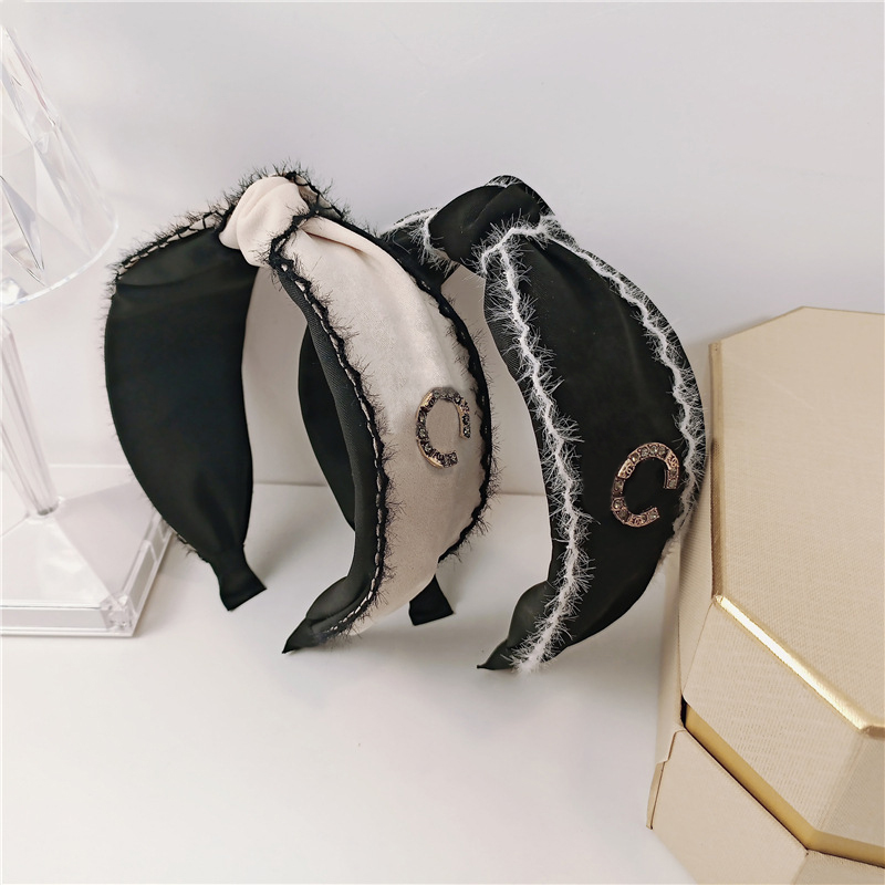 20color Designer Letters Print Leather Cloth Headband Women Simple Small Sweet Wind Wide Edge Hair Hoop Ladies Luxury Twist Turban Headwrap Accessories
20color Designer Letters Print Leather Cloth Headband Women Simple Small Sweet Wind Wide Edge Hair Hoop Ladies Luxury Twist Turban Headwrap Accessories