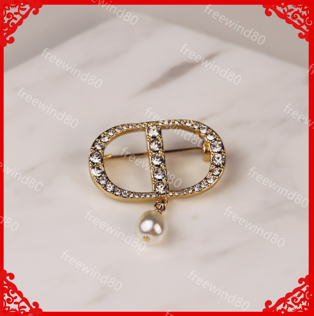 Designer Brooch Famous Letter Diamond Brooches Pin Tassel Spille Women Jewelry Broschen Clothing Decoration High Quality Broches Badges
Designer Brooch Famous Letter Diamond Brooches Pin Tassel Spille Women Jewelry Broschen Clothing Decoration High Quality Broches Badges