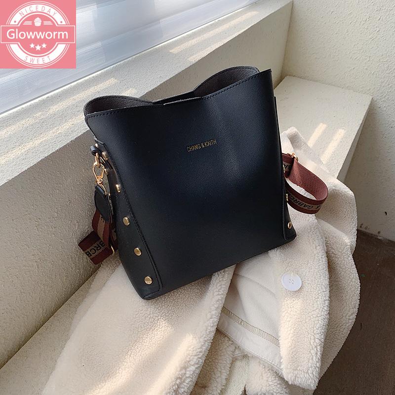 Shoulder Bags Messenger Bag Women Bucket Large Capacity Vintage Matte PU Leather Lady Handbag Luxury Designer Black, Black style two
Shoulder Bags Messenger Bag Women Bucket Large Capacity Vintage Matte PU Leather Lady Handbag Luxury Designer Black, Black style two