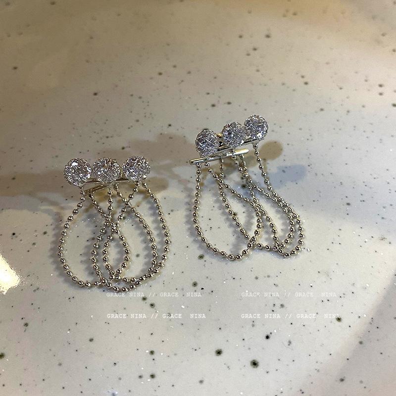 Stud Fashion Tassel Flashing Earrings 2021 Rear Hanging Design Sense Personalized Party Gift Jewelry, Golden;silver
Stud Fashion Tassel Flashing Earrings 2021 Rear Hanging Design Sense Personalized Party Gift Jewelry, Golden;silver