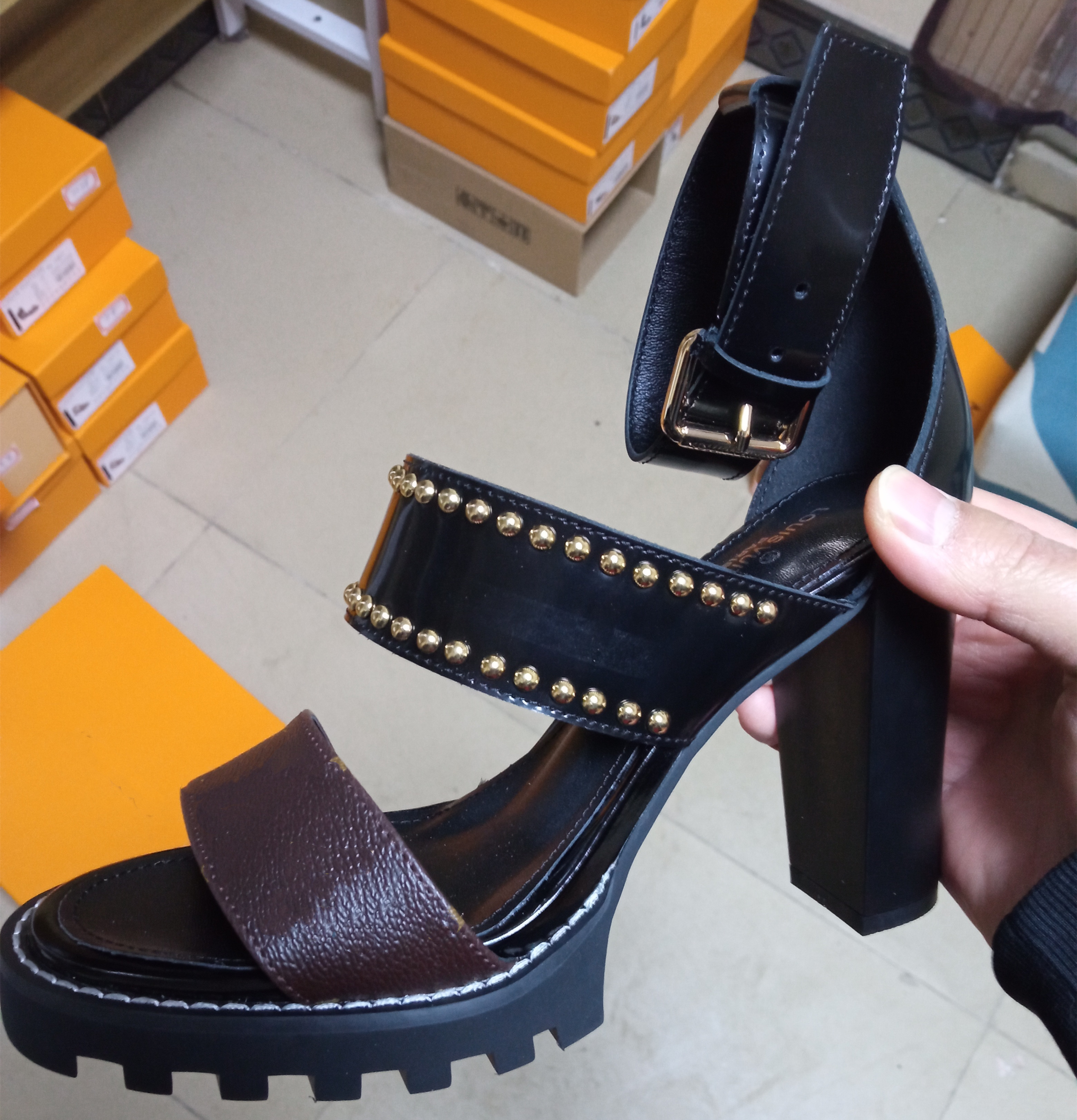 Women Leather High Heel Sandals Stud Brown Letter Flower Printed Summer Designer Lady Ankle Strap Buckle Chunky Rubber Outsole Sandal
Women Leather High Heel Sandals Stud Brown Letter Flower Printed Summer Designer Lady Ankle Strap Buckle Chunky Rubber Outsole Sandal