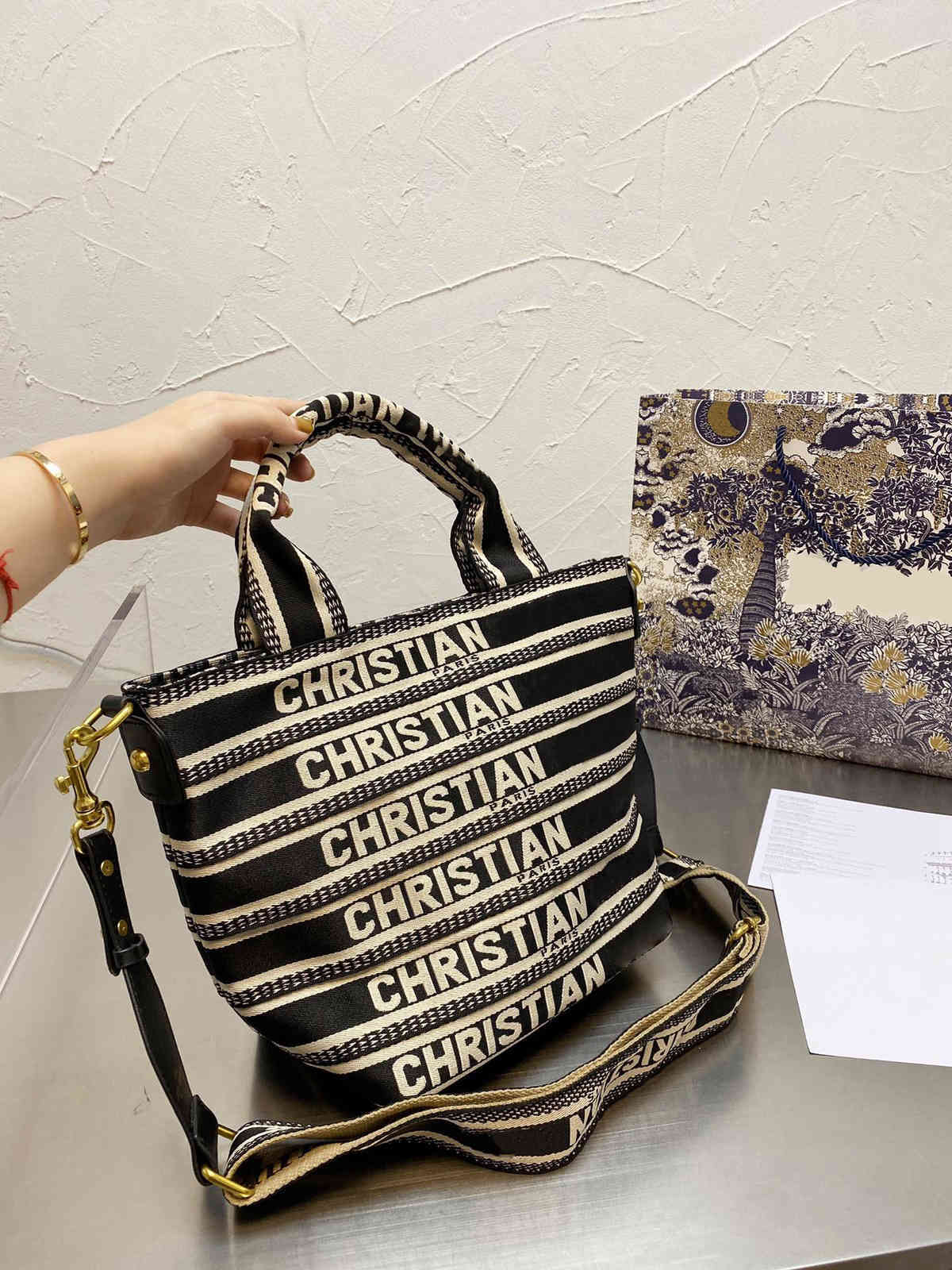 Designer Christian Canvas Totes Luxury Alphabet Printed Tote Hand-held One Shoulder Messenger Bag Embroidered Oblique Old Flower Bag Top
Designer Christian Canvas Totes Luxury Alphabet Printed Tote Hand-held One Shoulder Messenger Bag Embroidered Oblique Old Flower Bag Top