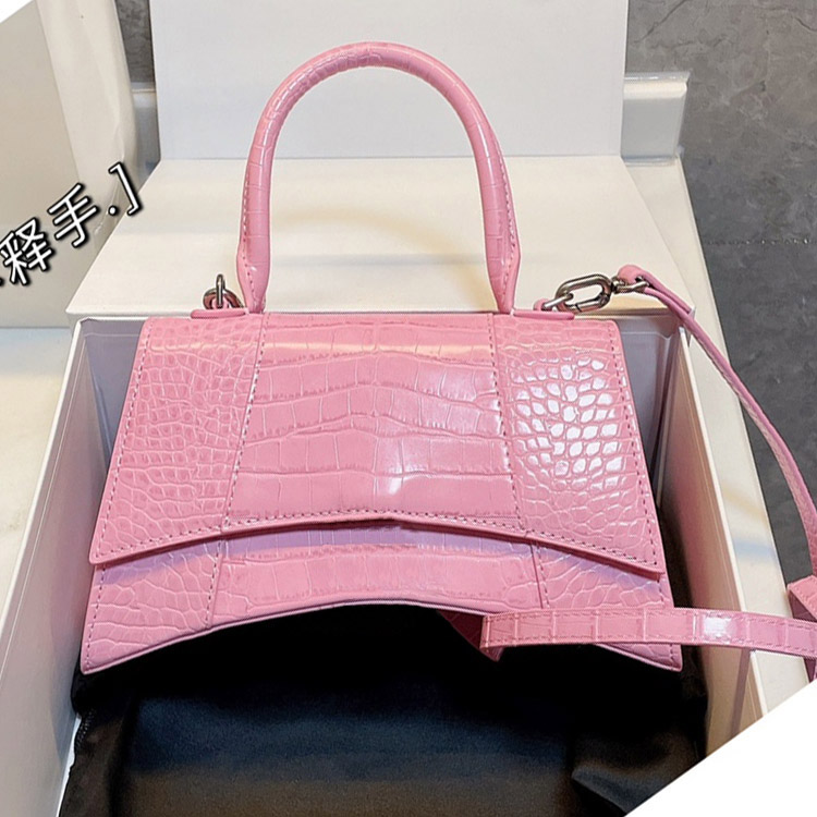 Lady classic handbag Hobos Fashion Messenger Bags girls crossbody bag size 23*14cm Designer purses with long strap, Pink-silver logo
Lady classic handbag Hobos Fashion Messenger Bags girls crossbody bag size 23*14cm Designer purses with long strap, Pink-silver logo