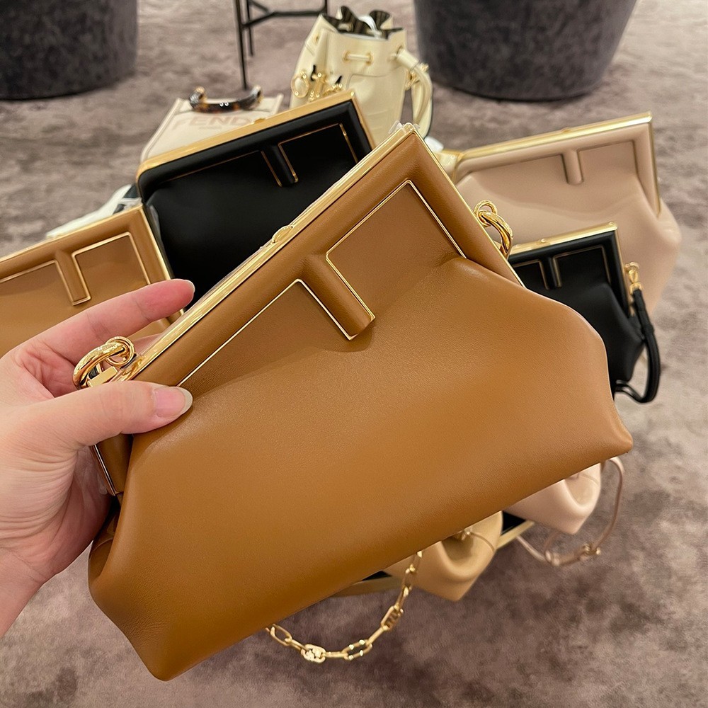 Designer Fend Handbags Winter Autumn and 2021 First One Shoulder Fashion Diagonal Chain Women's Bag Holding Leather Clip Bag
Designer Fend Handbags Winter Autumn and 2021 First One Shoulder Fashion Diagonal Chain Women's Bag Holding Leather Clip Bag