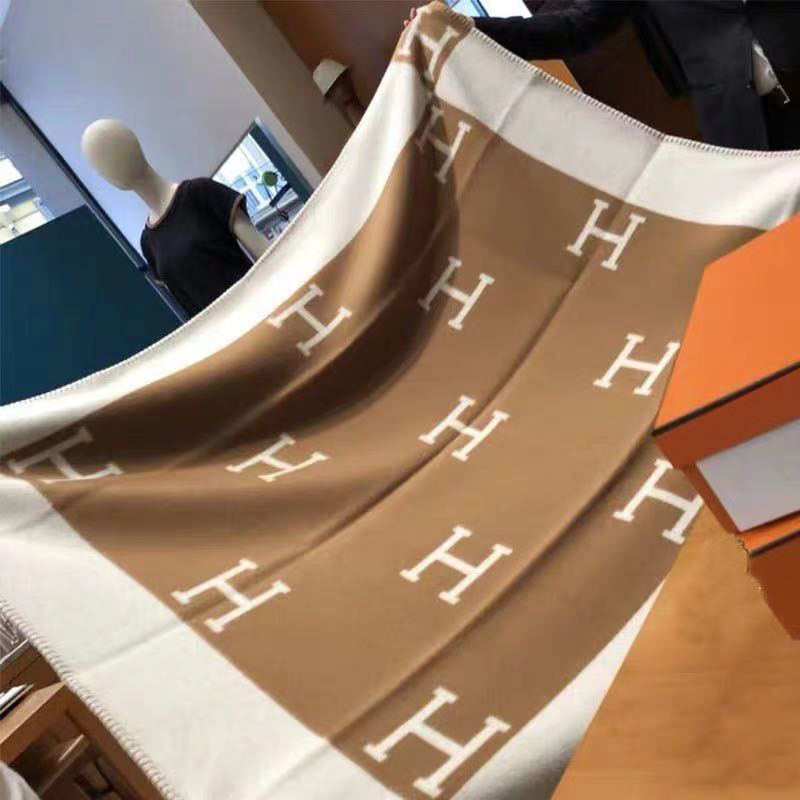 2021 Cashmere blanket lassier winter middhun blanket big sofa blanket office towel is air conditioned cover
2021 Cashmere blanket lassier winter middhun blanket big sofa blanket office towel is air conditioned cover